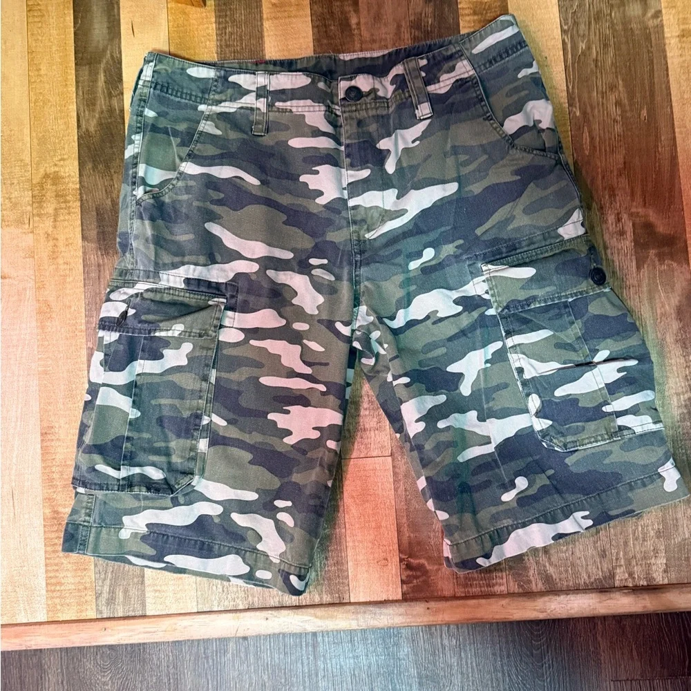 True Religion Camo Cargo Shorts – Size 33 - Picture 3 of 7
